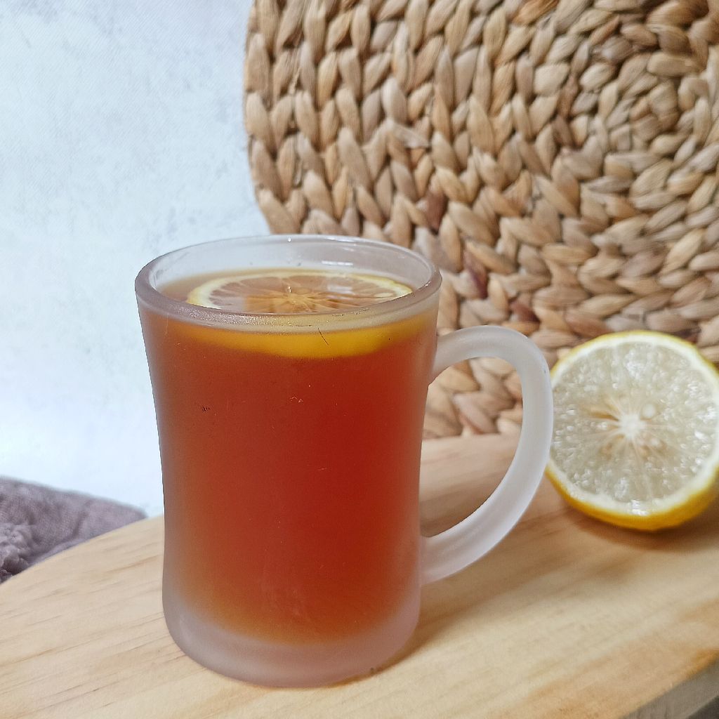 Teh Jahe Dengan Lemon Madu Dan Mint Di Atas Meja Kayu Abuabu Foto Stok ... Teh Jahe Lemon Tanpa Madu