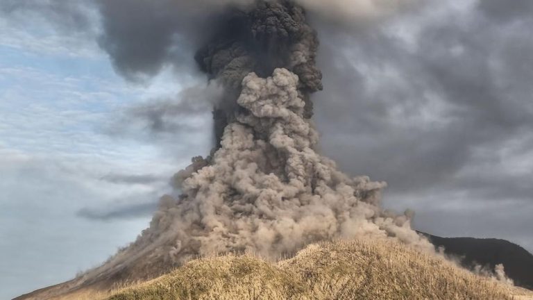 Gunung Lewotobi di NTT Erupsi Lagi, Semburkan Abu Vulkanik 800 Meter