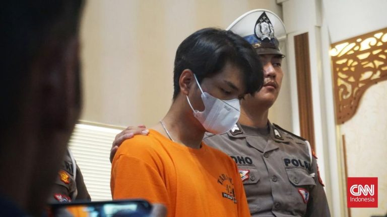 Pengemudi BMW Berlutut Minta Maaf kepada Ibu Argo Mahasiswa UGM