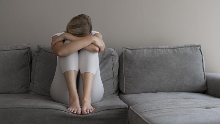 Bingung Bertahan atau Pergi dari Lingkungan Toxic, Ini Saran Psikiater