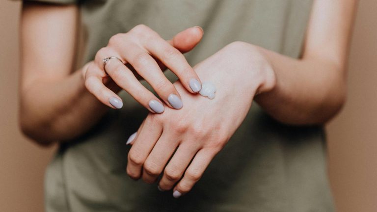 9 Tanda Tidak Cocok Menggunakan Handbody dan Penjelasan Penyebabnya