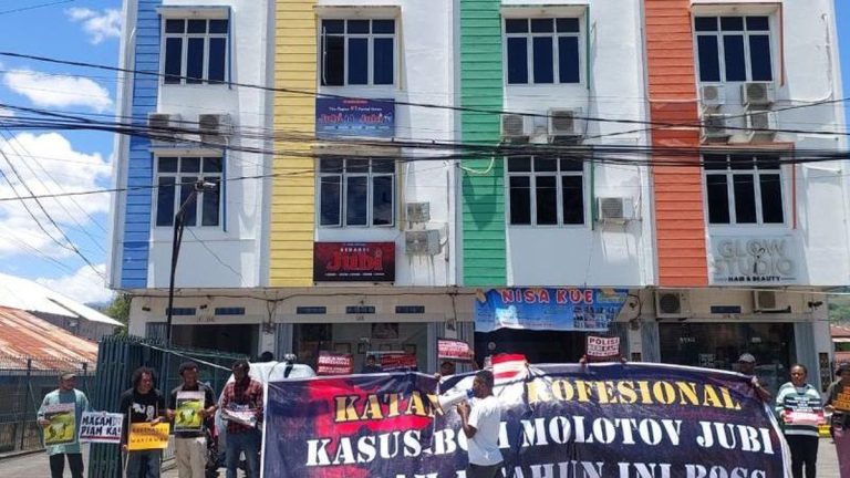Aksi Jurnalis Papua Peringati Satu Tahun Teror Molotov di Kantor Media di Papua