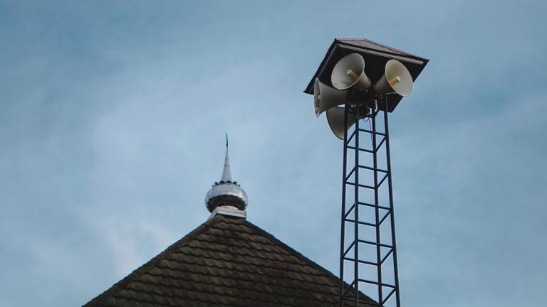 Tersangka Penganiayaan di Sulsel Dikenakan Hukuman Wajib Azan 3 Pekan di Masjid