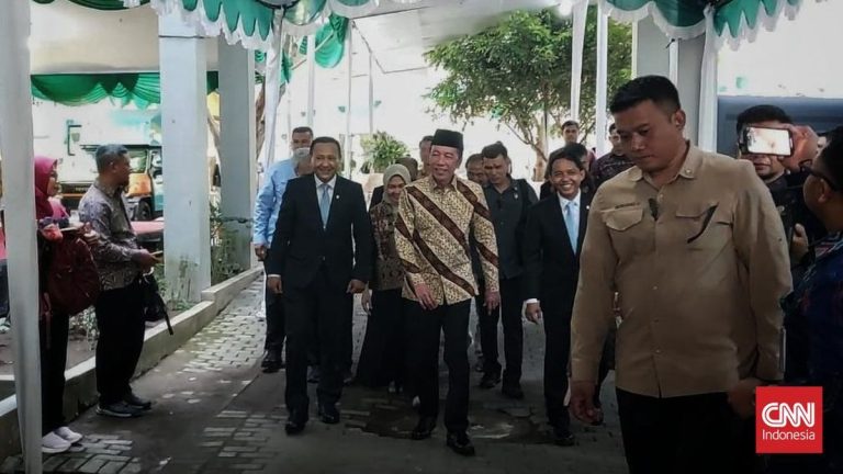 Raja Juli Sambut Wamenhut di Depan Jokowi saat Rapat UGM: Ijazahnya Asli