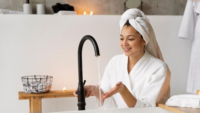 Mandi Gelap, Cara Mandi dengan Minim Cahaya untuk Tidur yang Lebih Nyenyak