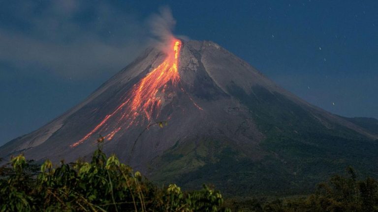 Merapi Luncurkan Awan Panas Guguran Enam Kali Jarak Terjauh 2,5 Km