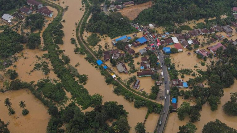 Banjir Mamuju Rendam 400 KK dan Menggenangi Jalur Trans Sulawesi