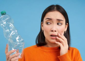 8 Tanda Dehidrasi yang Sering Terabaikan dan Cek Warna Urine Anda